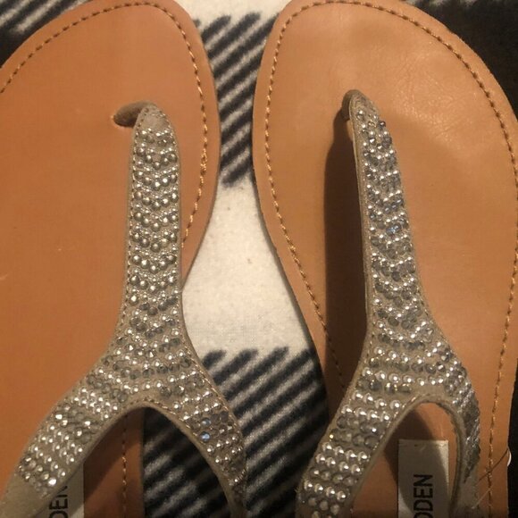 Steve Madden taupe jeweled thong sandal size 8.5 barely worn - Picture 3 of 3